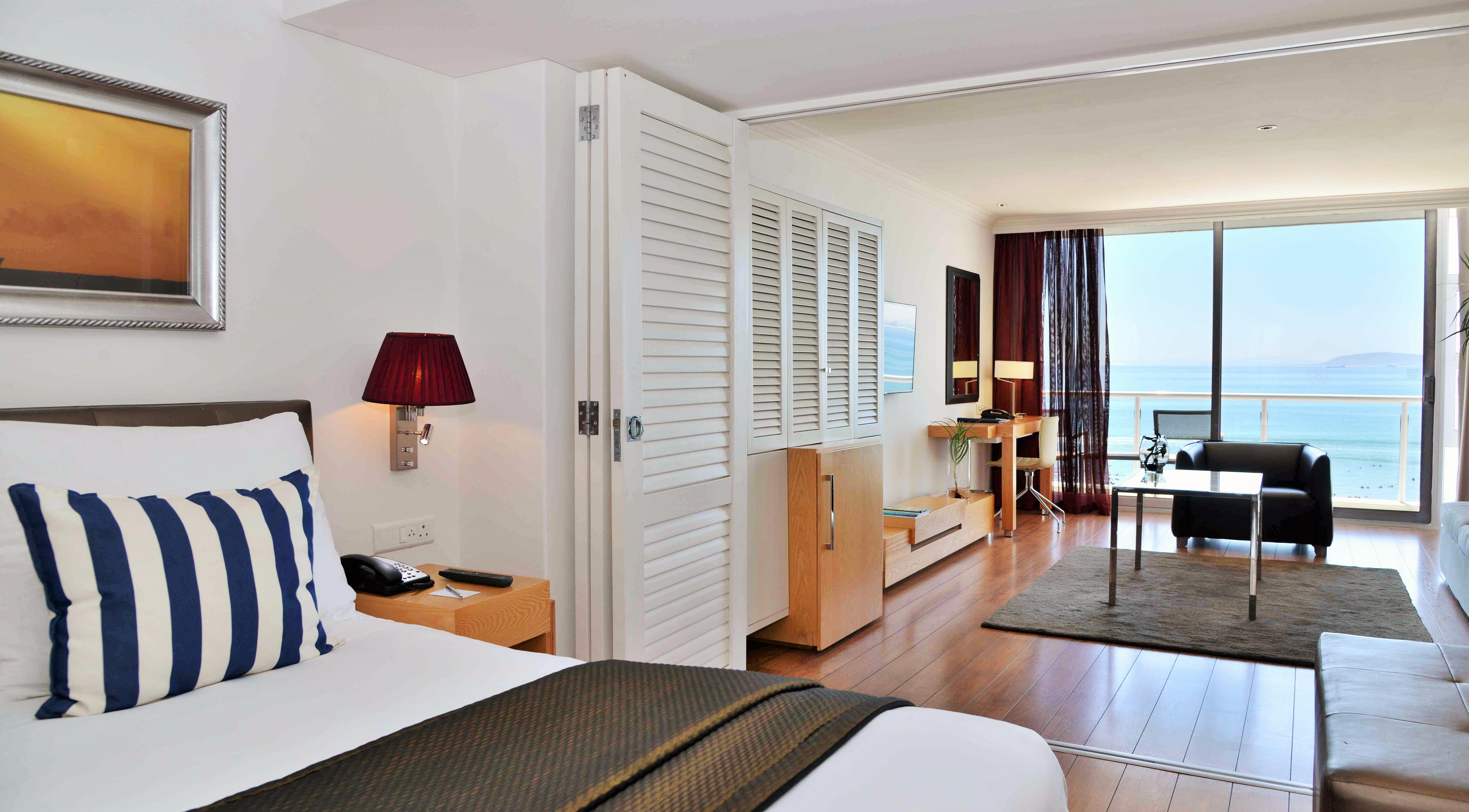 Radisson Collection Hotel, Waterfront Fokváros Kültér fotó A room at the hotel