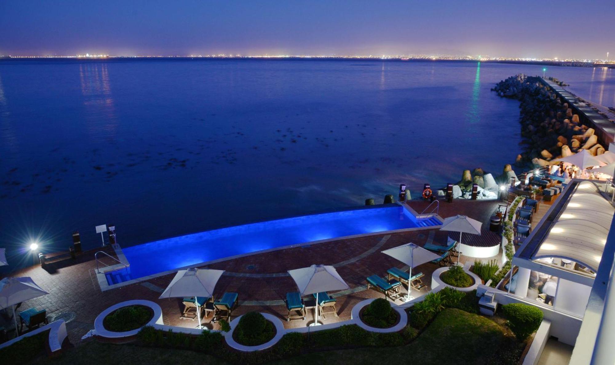 Radisson Collection Hotel, Waterfront Fokváros Kültér fotó View of the pool at the hotel