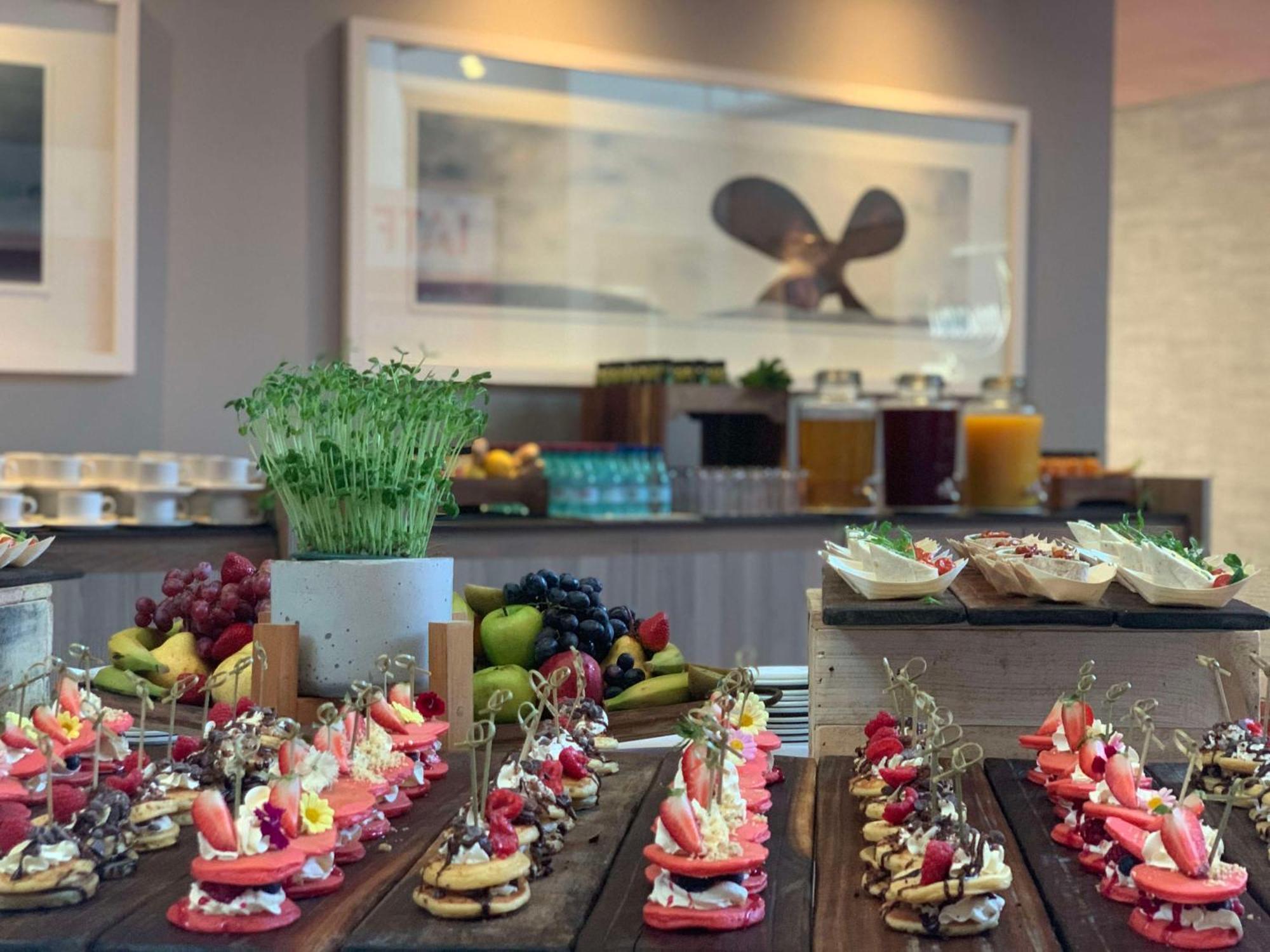 Radisson Collection Hotel, Waterfront Fokváros Kültér fotó A buffet at a hotel