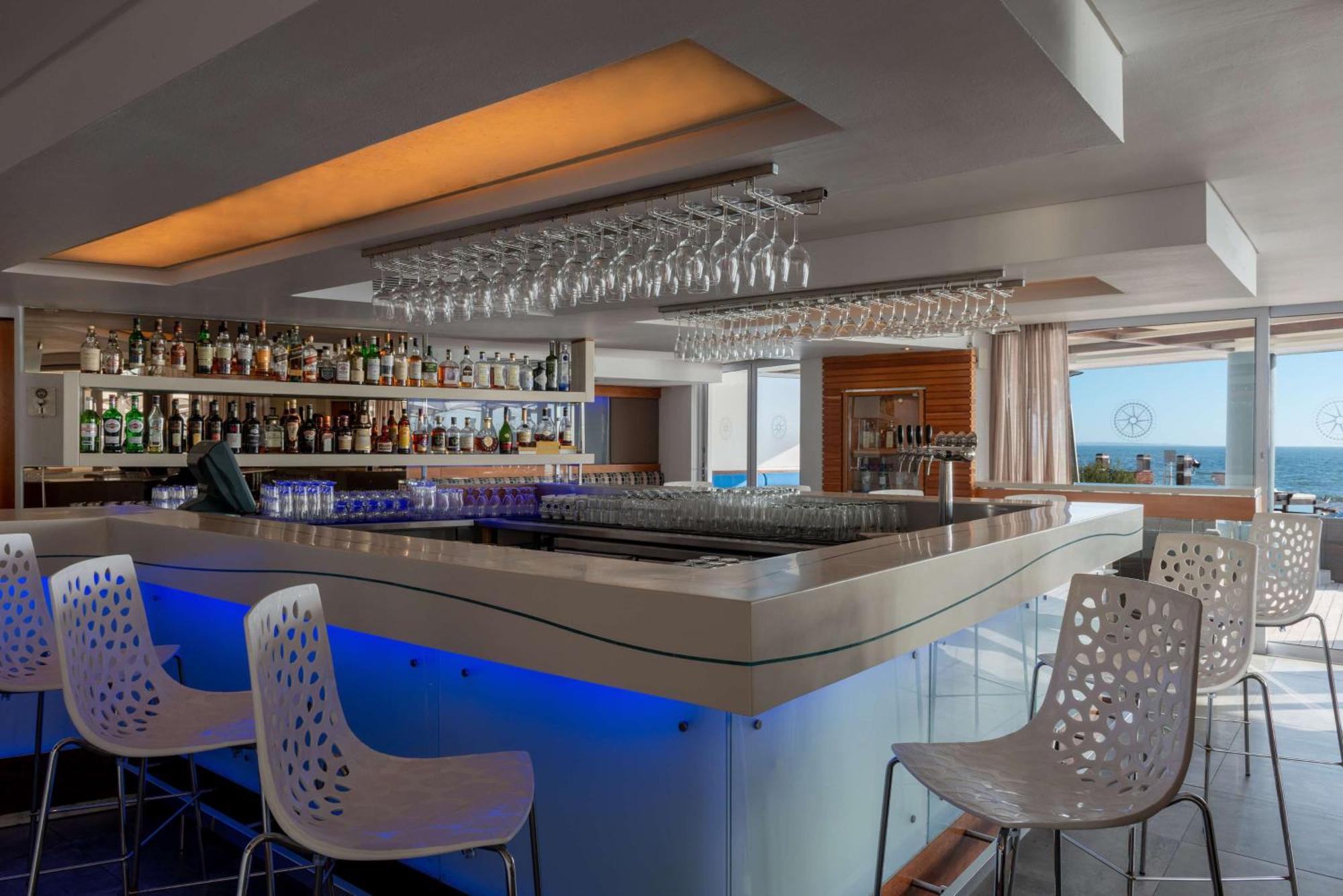 Radisson Collection Hotel, Waterfront Fokváros Kültér fotó The bar at the Sky Bar