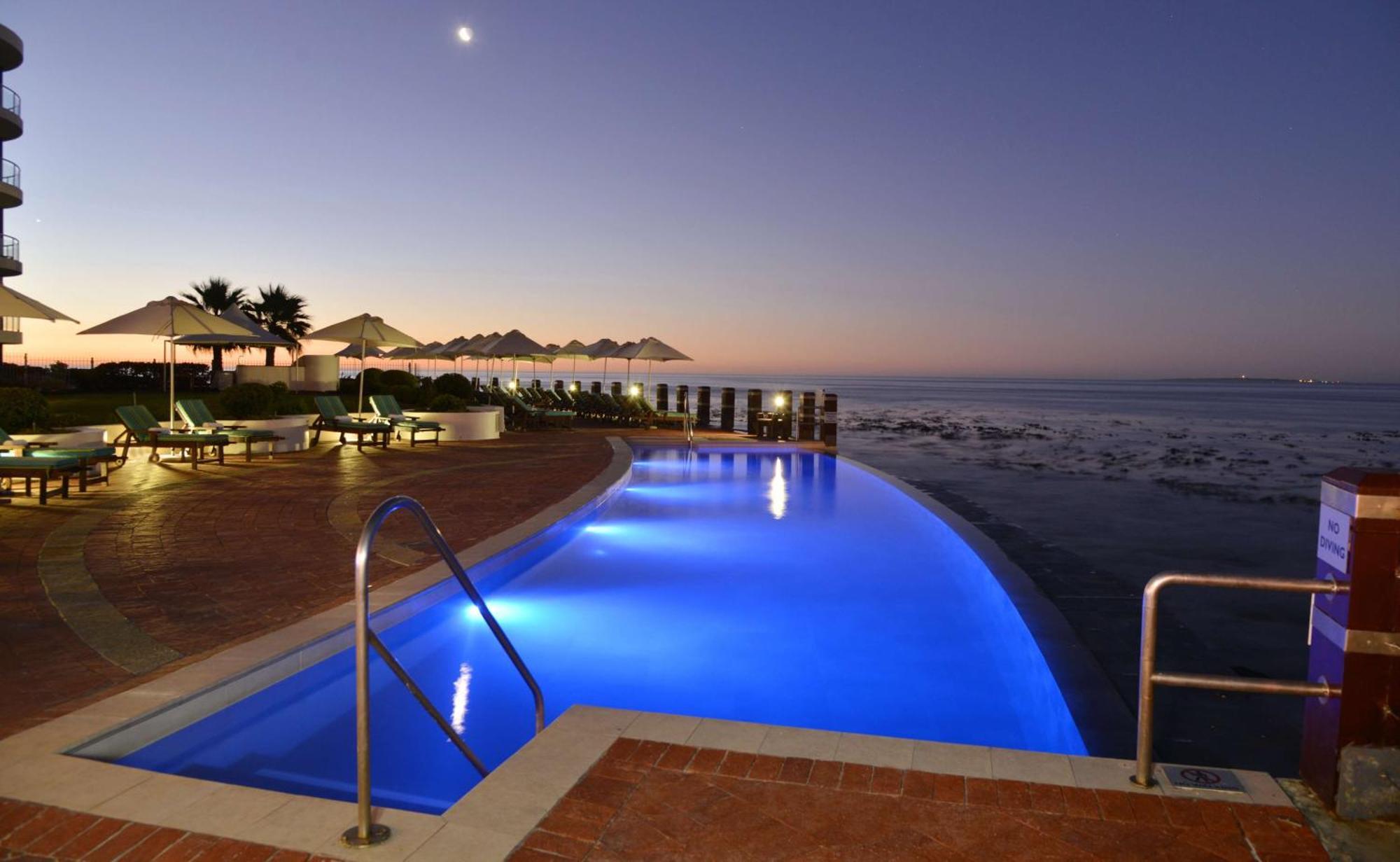Radisson Collection Hotel, Waterfront Fokváros Kültér fotó Infinity pool at the Cape Grace Hotel, Cape Town, South Africa