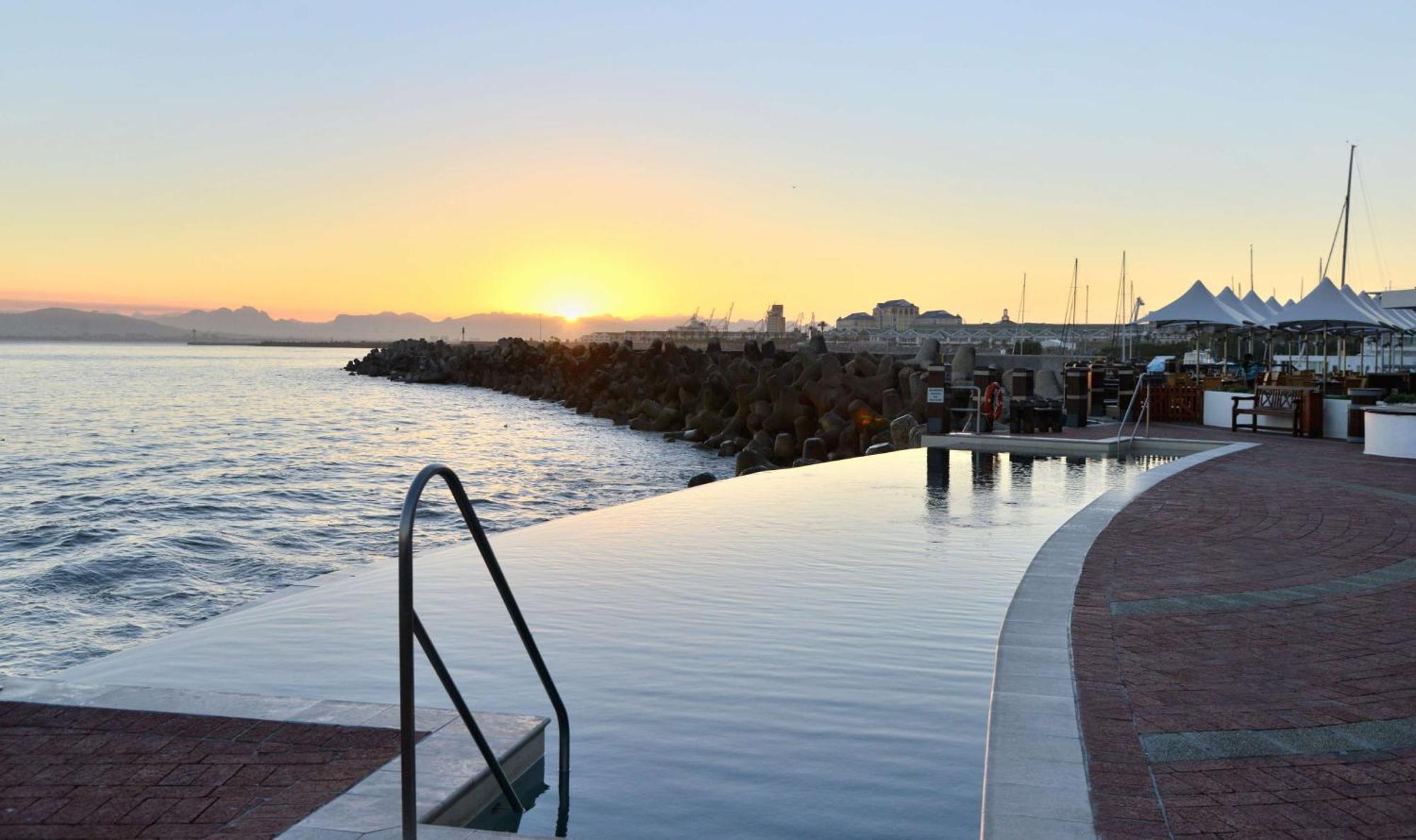 Radisson Collection Hotel, Waterfront Fokváros Kültér fotó Sunset at the Cape Town International Convention Centre