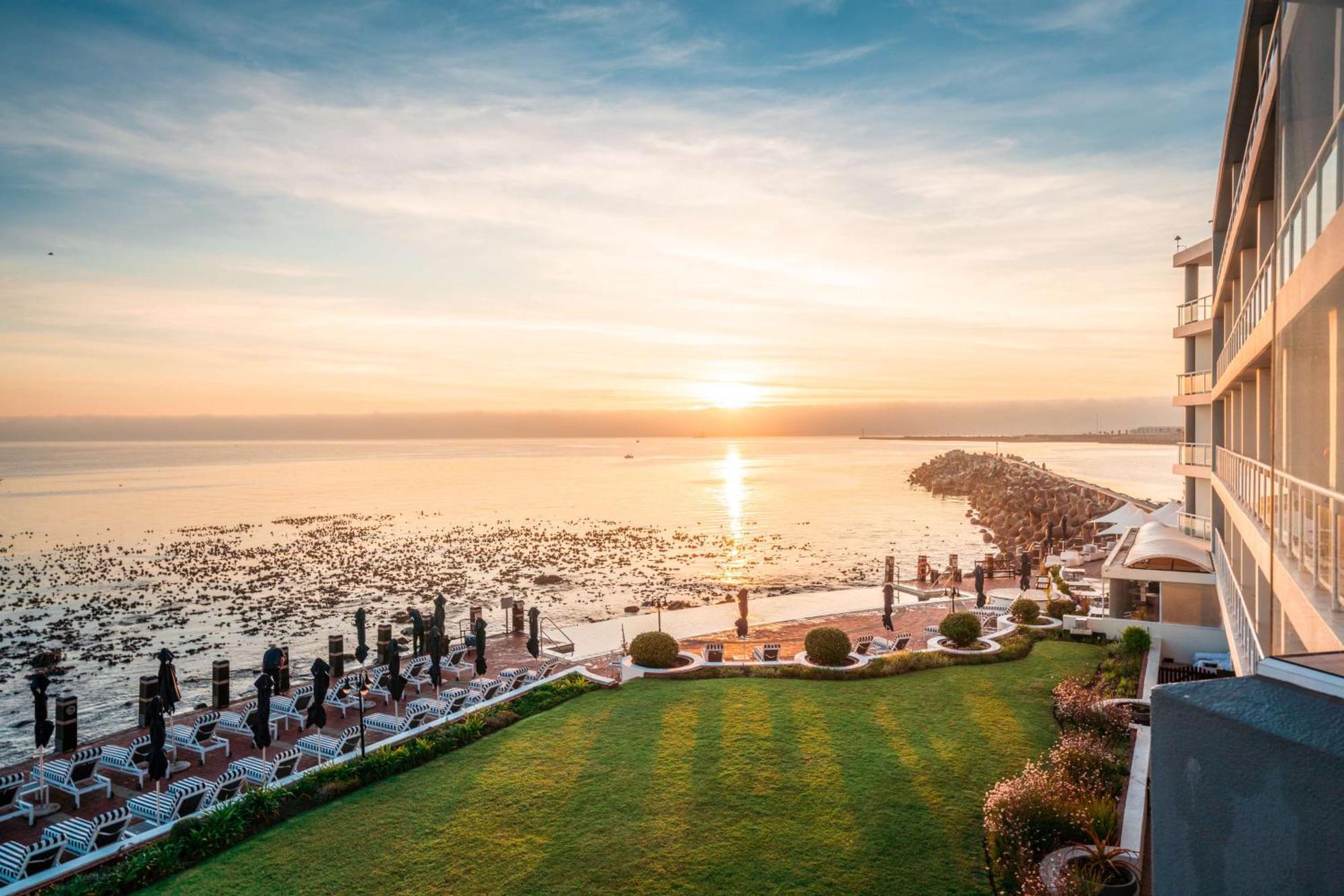 Radisson Collection Hotel, Waterfront Fokváros Kültér fotó Sunset at the hotel