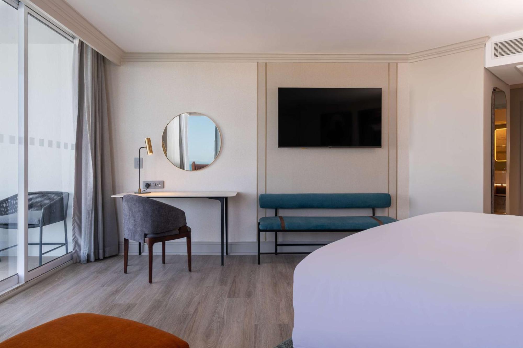 Radisson Collection Hotel, Waterfront Fokváros Kültér fotó A room at the hotel
