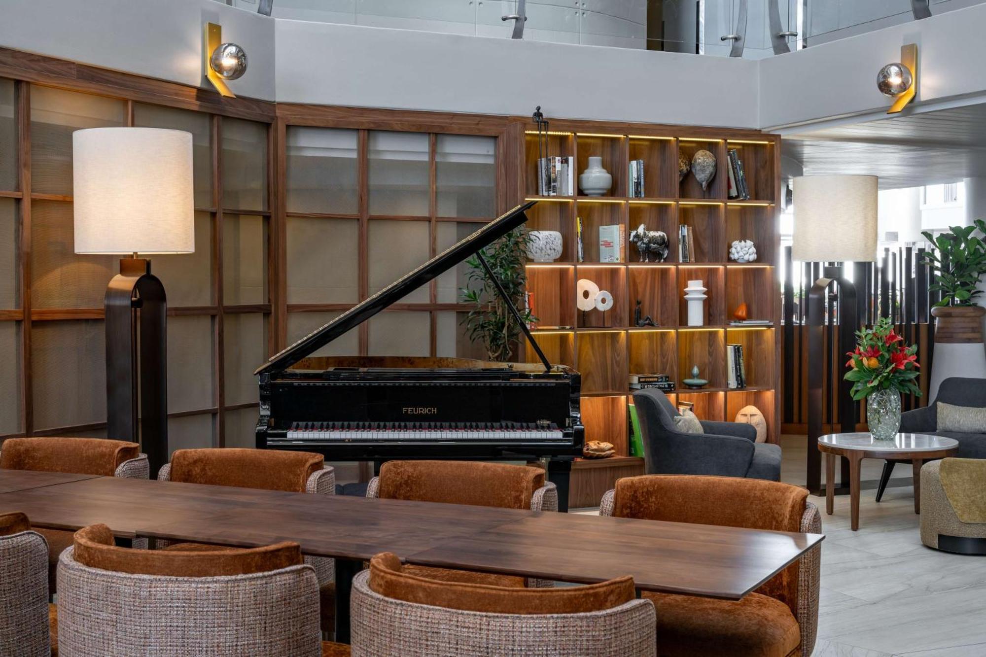 Radisson Collection Hotel, Waterfront Fokváros Kültér fotó The lounge at the airport