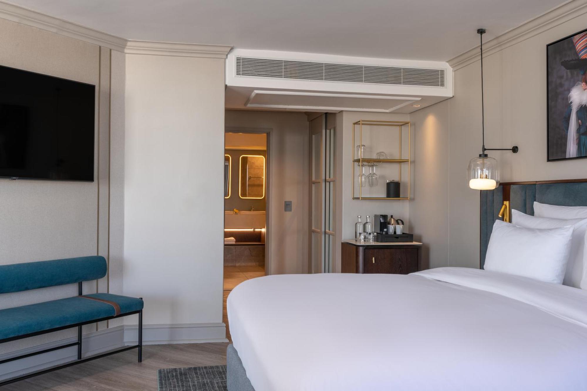 Radisson Collection Hotel, Waterfront Fokváros Kültér fotó A guest room at the hotel