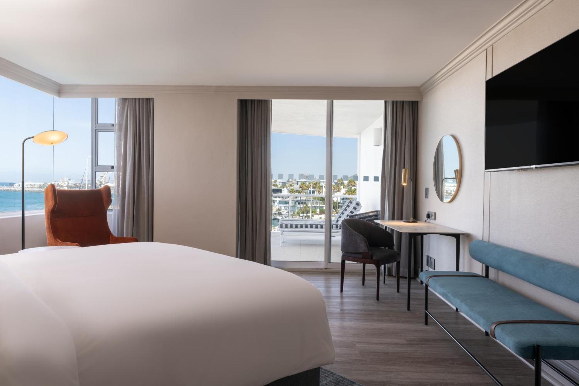 Radisson Collection Hotel, Waterfront Fokváros Kültér fotó A guest room at the Hilton Cape Town Waterfront